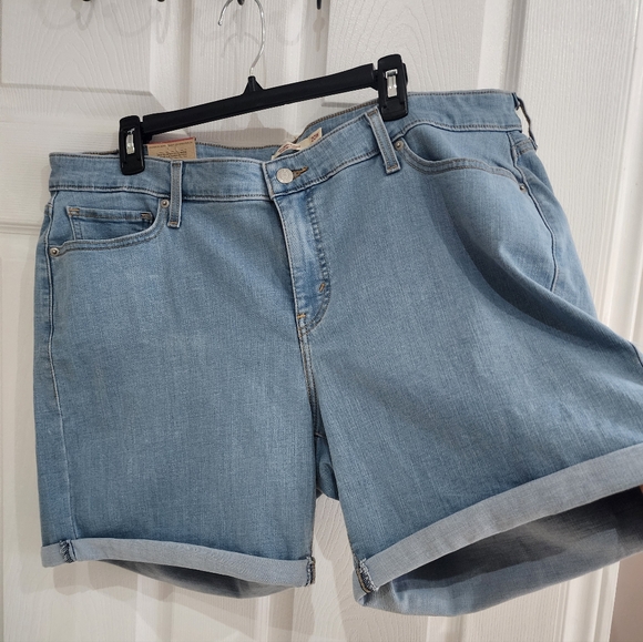 Levis mid rise Shorts (size 20) - Picture 6 of 6